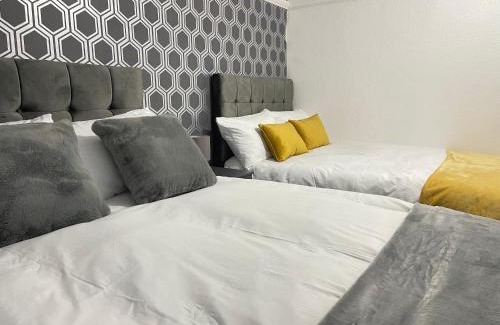 Welford Apartment | Hometel Digs Hidden Gem Large Comfy Home Can Sleep 15