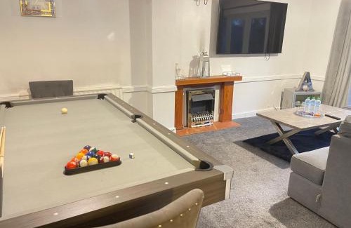 Leicester Villa | Hometel Digs Large Detached Spacious Comfy Home