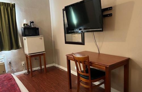 North Hills East Hotel | Hometown Inn North Hills