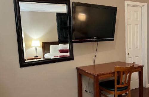 North Hills East Hotel | Hometown Inn North Hills