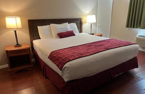 North Hills East Hotel | Hometown Inn North Hills