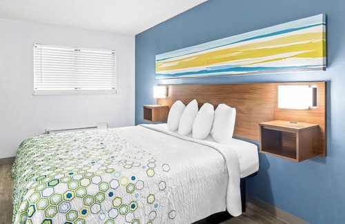 Florence Hotel | HomeTowne Studios by Red Roof Florence, KY-Cincinnati Airport