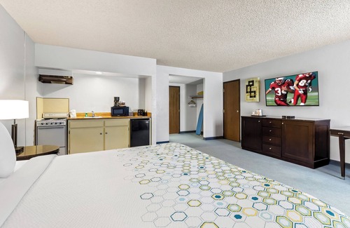 Ridgecrest Hotel | HomeTowne Studios by Red Roof Ridgecrest