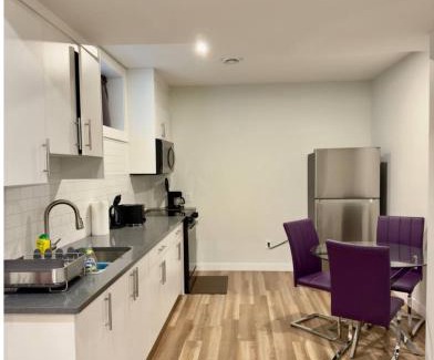 Calgary House | Homey Basement Suite by Gaudi