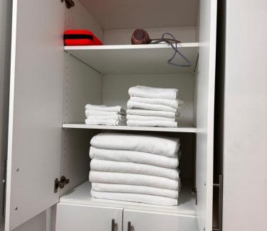 Calgary House | Homey Basement Suite by Gaudi