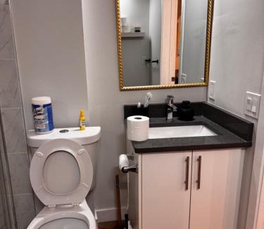 Calgary House | Homey Basement Suite by Gaudi