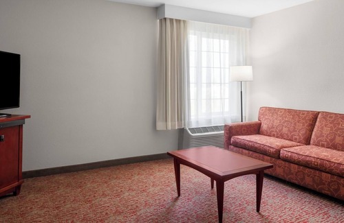 Renton Hotel | Homey Suite Perfect for Couples' Getaway Near Downtown Seattle, Free Parking!
