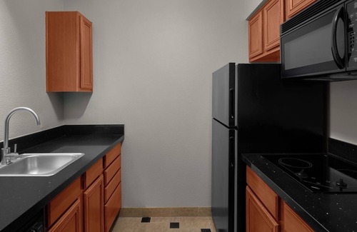 Renton Hotel | Homey Suite Perfect for Couples' Getaway Near Downtown Seattle, Free Parking!