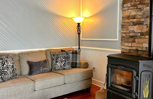 Ashfield House | Honey Oak Manor, Charming 4-bedroom house with WiFi, AC in lovely Jim Thorpe