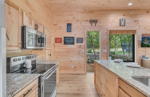 Cosby Cottage | Honeybee Cottage, Pickleball Court, Creek, WIFI, Mountain Views, Starting at $69