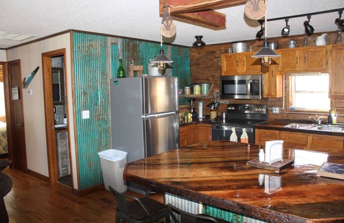 Hardy Cabin | HONEYCOMB HIVE. Secluded cabin in the woods, 1.5 miles to river and downtown