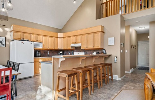 East Kootenay Apartment | Honeycomb Hollow | Hot Tub | Game Room | Fireplace