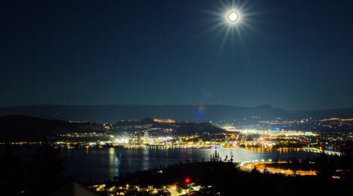 West Kelowna Estates Bed & Breakfast | Honeymoon Suite