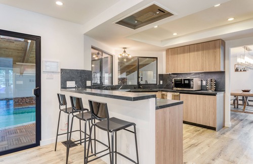 The Village Cabin | Honeypot by AvantStay | Indoor Pool & Hot Tub