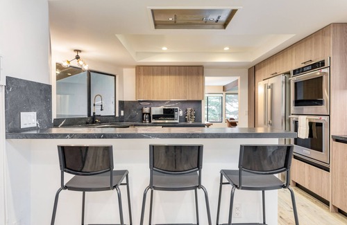 The Village Cabin | Honeypot by AvantStay | Indoor Pool & Hot Tub