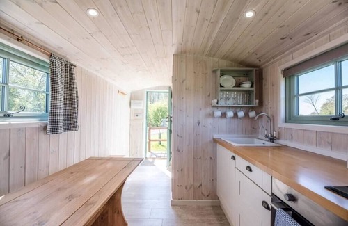 Bedfield Cabin | Honeysuckle Farm Hut 5 - Suffolk Farm Holidays