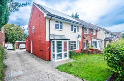 Crawley Apartment | Honeysuckle House 5BR Crawley,10min Gatwick Airport, Contractor friendly, Temporary Housing, Relocations,Free WIFI, Parking for 2 vehicles