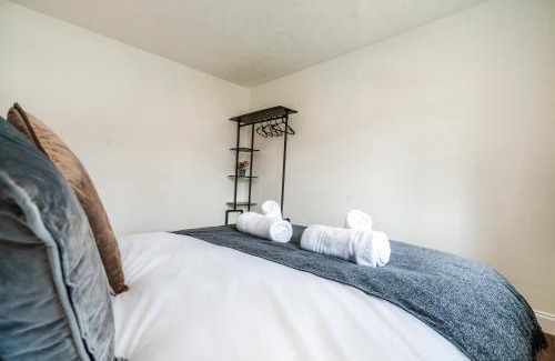 Crawley Apartment | Honeysuckle House 5BR Crawley,10min Gatwick Airport, Contractor friendly, Temporary Housing, Relocations,Free WIFI, Parking for 2 vehicles