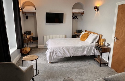 Castle House | Hoopers Sandy Beach Guest Rooms