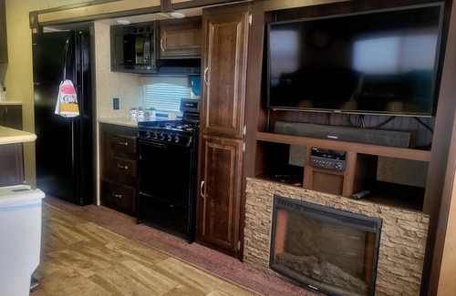 Gatlinburg - Pigeon Forge RV Rental | Hoot-N-The Hollar
