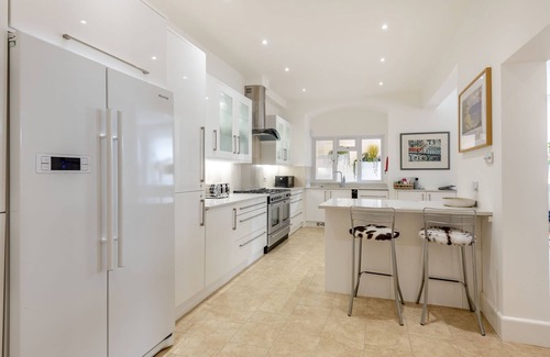West Cliff Cottage | HOPPAPILL HOUSE, family friendly, with a garden in Bournemouth