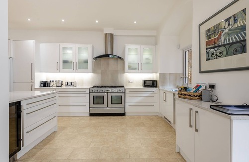 West Cliff Cottage | HOPPAPILL HOUSE, family friendly, with a garden in Bournemouth