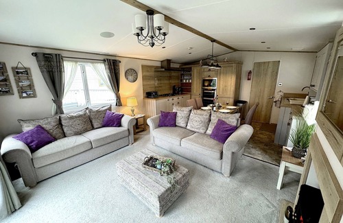 Hopton on Sea Cottage | HOPTON LODGE RETREAT, pet friendly, with pool in Hopton-On-Sea