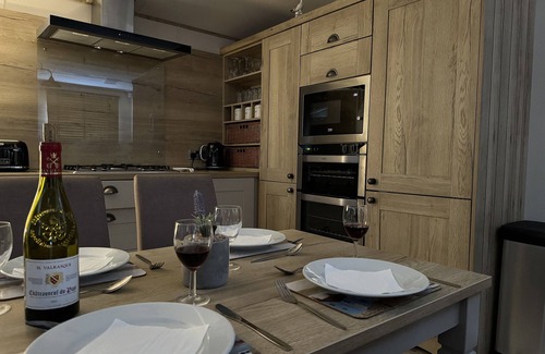 Hopton on Sea Cottage | HOPTON LODGE RETREAT, pet friendly, with pool in Hopton-On-Sea