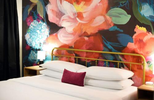 East Allegheny House | HostWise Stays - 2 King Beds, Free Street Parking, North Side Gem