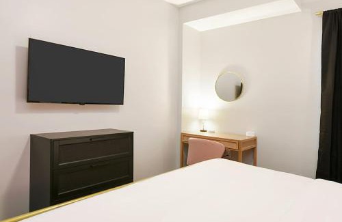 East Allegheny House | HostWise Stays - 2 King Beds, Free Street Parking, North Side Gem