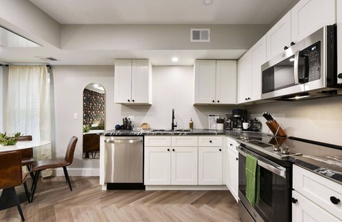East Allegheny House | ★ HostWise Stays ★ 3 Separate Apts in 1 Listing! Great for groups! Minutes to Stadium