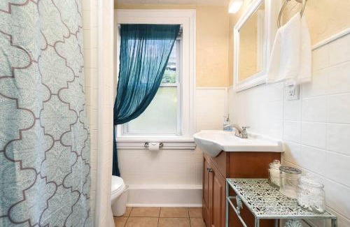 East Allegheny House | HostWise Stays - Block to AGH - King Bed, Free Off Street Parking