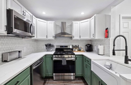 Pittsburgh House | ★HostWise Stays★ Private Hot Tub | King beds |1 Block from Butler!