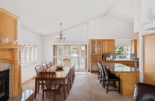 South Lake Tahoe House | Hot Days, Cool Nights – 4BR Pet-Friendly Home in South Lake Tahoe