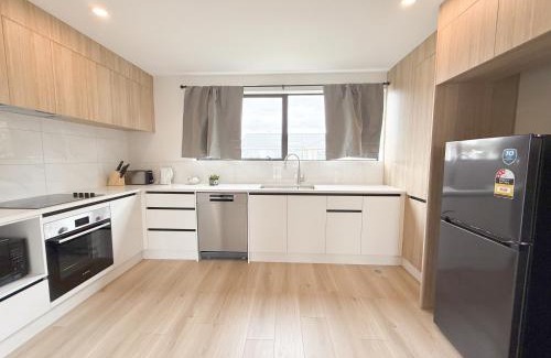 Mount Eden Villa | HOT Deal! Brand New Townhouse close to Rainbow's End