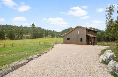 Custer House | Hot Shot Hideaway