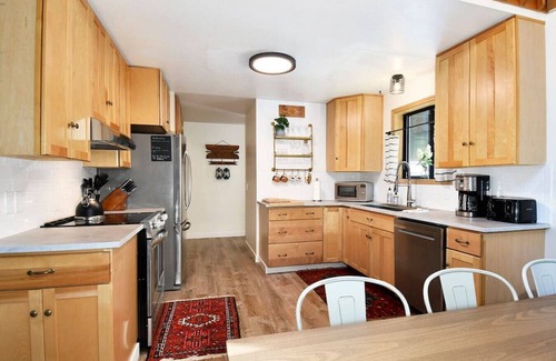 Welches Cabin | Hot Tub, 1.6 acres + Game Room| Walk to wine bar, coffee shop and more