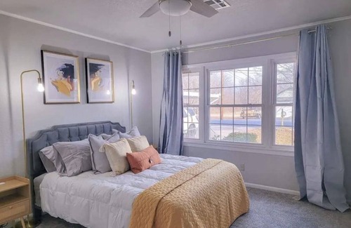 Broken Arrow House | Hot Tub-3 Bedroom-Spacious-Walk to Shopping and Dining-Rose District-Tiger Hill