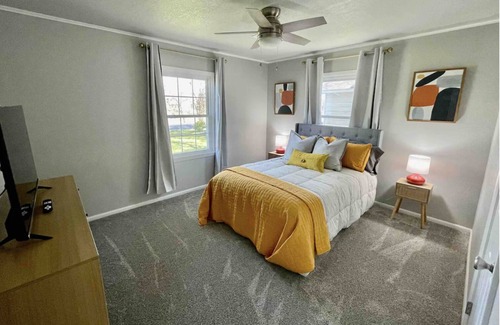 Broken Arrow House | Hot Tub-3 Bedroom-Spacious-Walk to Shopping and Dining-Rose District-Tiger Hill