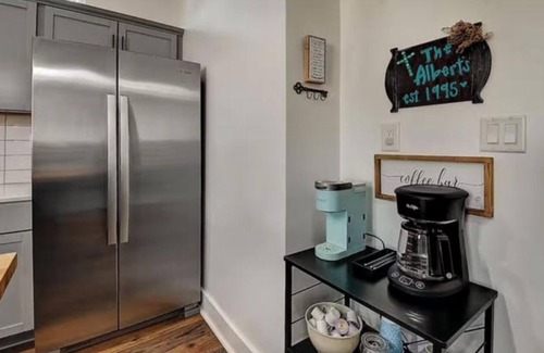 Holy Cross House | Hot Tub~5 Min to Mass Ave~Backyard Retreat~Indianapolis