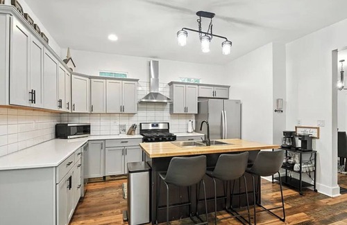 Holy Cross House | Hot Tub~5 Min to Mass Ave~Backyard Retreat~Indianapolis