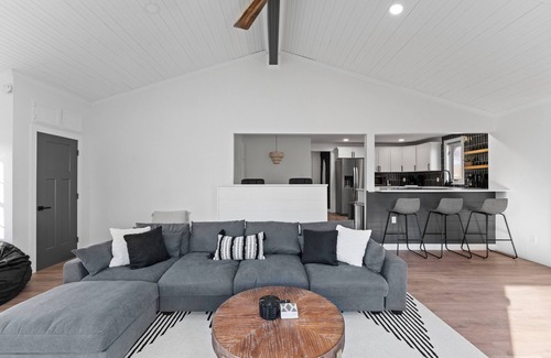 South Bend House | Hot Tub | 5 min to ND | Coffee Bar | Pool Table |