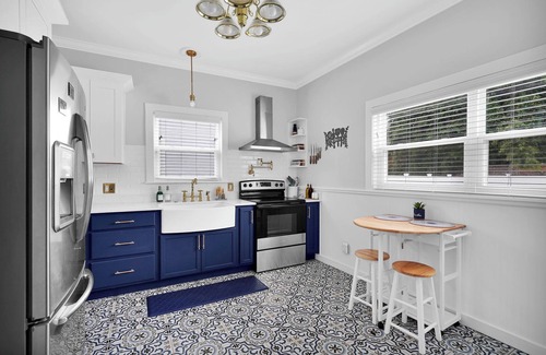 Lincolnville House | Hot tub- 80's Arcade- Pool table- 7 car parking- Historic Downtown 6/4- Events!