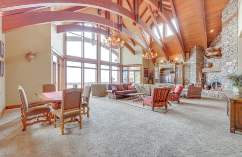 Yucaipa House | Hot Tub and Views Luxe Mountain Escape in Yucaipa