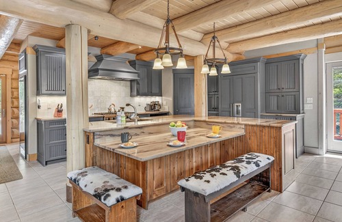 Dunkin Hill House | Hot Tub + Close to Downtown + Mtn Views - Twin Eagles Lodge