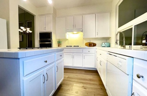 Roseville House | *Hot Tub*Cul-de-Sac*1st Flr Bedroom*Garage Parking