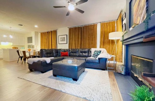 Roseville House | *Hot Tub*Cul-de-Sac*1st Flr Bedroom*Garage Parking