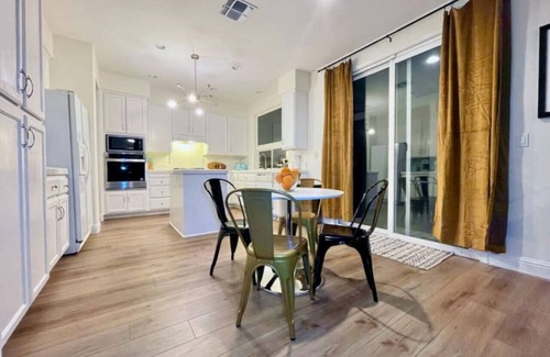 Roseville House | *Hot Tub*Cul-de-Sac*1st Flr Bedroom*Garage Parking