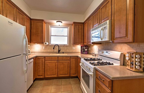 Union Pier Cottage | Hot Tub, Deck & Backyard: Cozy Union Pier House!