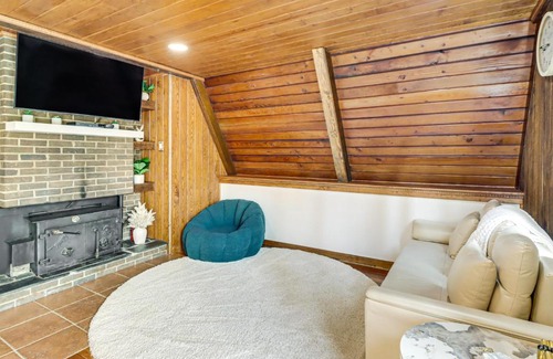 Ruby House | Hot Tub, Fire Pit and Patio A-Frame Stafford Cabin